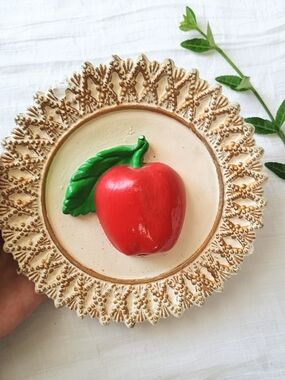 🍎 COTTAGE CORE 🍎 VTG Hand-Painted Chalkware Apple on Plate, Wall Hanging